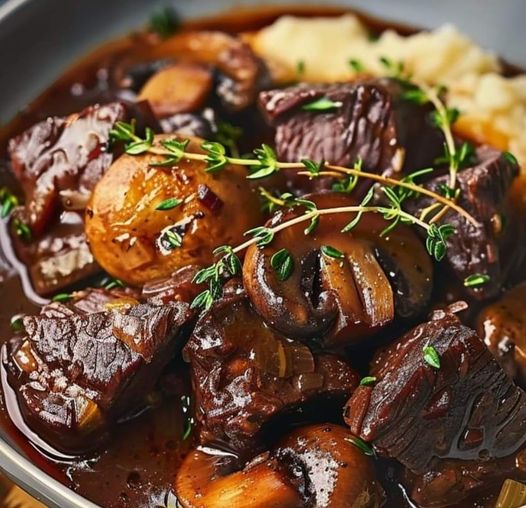 Classic French Beef Stew with Mushrooms – foodreli